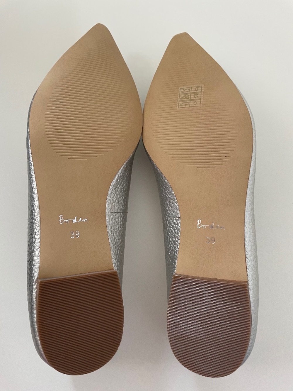 NIB Boden Silver Flats size 8.5 - Picture 6 of 9